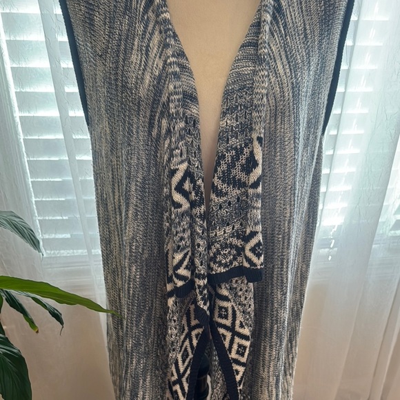 Stylish Blue and White Cardigan - Picture 3 of 3